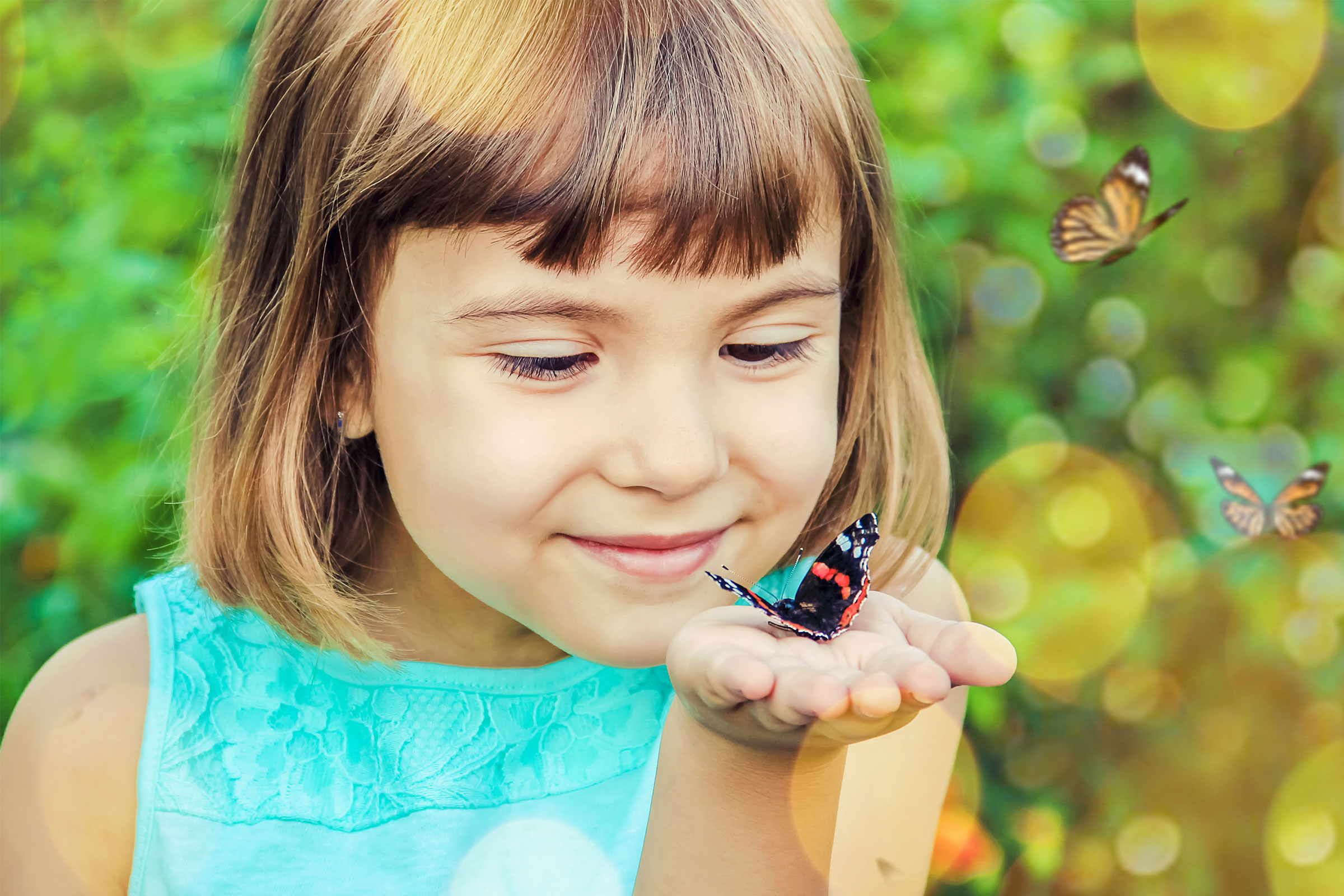 Игра девочки бабочки. Девочка с бабочкой. Маленькая девочка с бабочкой. Фотосессия с бабочками дети.